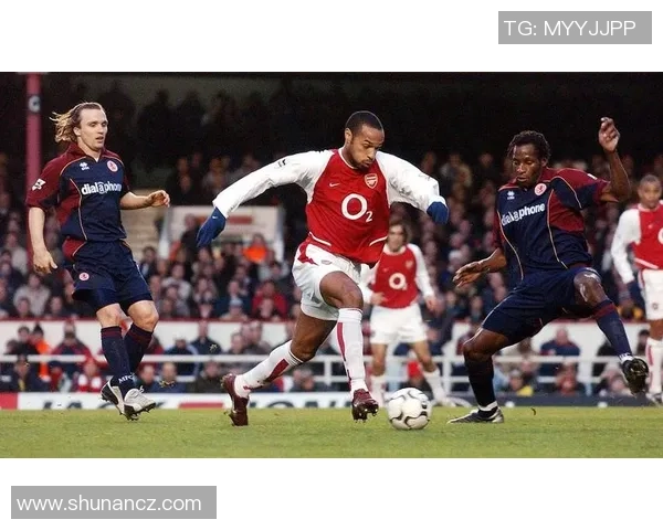 全球足球百大球星盘点：传奇人物与现代巨星的辉煌对决