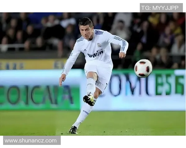 足球历史上最帅的球星是谁 探索魅力与球技并存的传奇人物